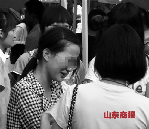 辅导员（右）在开导想退学女孩