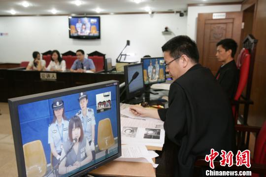 90后少女捅死性侵大叔在广州一审获刑四年，图为庭审过程。罗伟雄摄