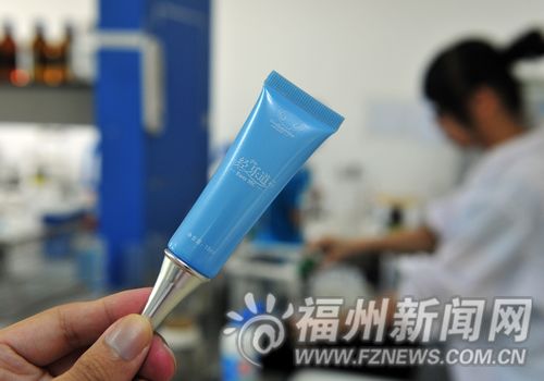 福大学子在实验室里研制出的治疗痛经的药膏