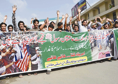 9月16日，在巴基斯坦卡拉奇，示威者高喊反美口号。