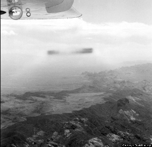 1985年9月9日在美国莫哈韦沙漠上空拍到的雪茄状UFO