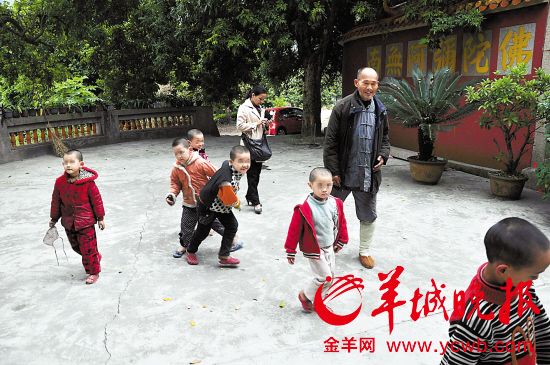 紫峰寺释耀楷师傅和他收养的弃婴们