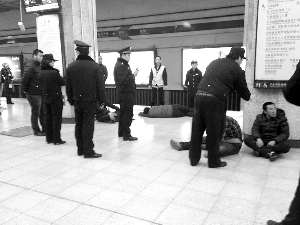 警方控制4名打架男子。网友供图