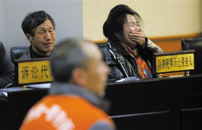 昨日，涉嫌故意杀人的李革祥受审，被害人祝某的父母在法庭上流泪痛哭。新京报记者 王贵彬 摄