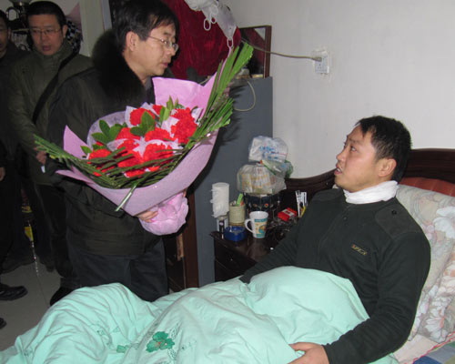 男子抢劫运钞车 押运员勇擒劫匪桑杰才让摄押运公司领导看望受伤的温涛