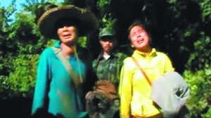 2012年12月28日，两名逃难的缅甸妇女遇到克钦军人盘查。截屏图
