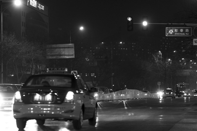 昨日，知春路，一辆出租车在黄灯中驶过路口。新京报记者 浦峰 摄