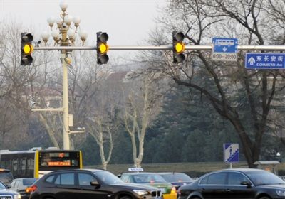 　　1月4日，东长安街路口亮起黄色信号灯时，很多车辆通过路口。对于“闯黄灯违法”规定引起争议，公安部交管局相关负责人表示已关注到各界声音，将征求专家和百姓意见，细化相关措施。图/CFP