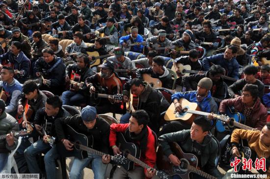 当地时间1月3日，印度大吉岭，约600名乐手集体进行吉他演奏，悼念23岁的轮奸案遇害女大学生。