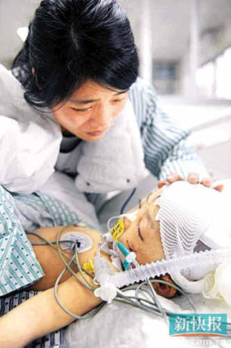 小丽佳的生母在ICU探望她时，痛哭着呼唤女儿醒来。图片来自@爱放炮的钉铛猫的微博