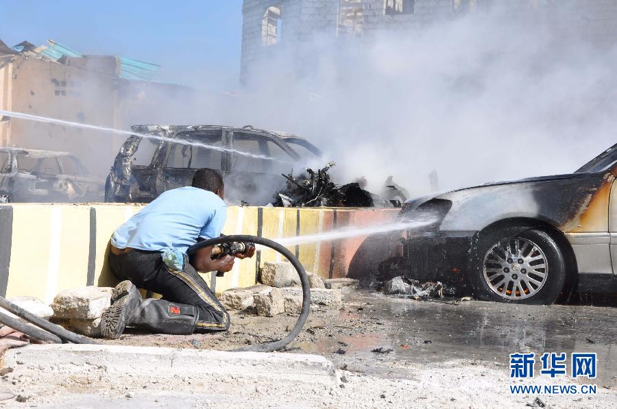 2月16日，一位索马里政府军士兵在看守爆炸现场。当天，索马里首都摩加迪沙一家餐馆门口发生汽车炸弹袭击事件，导致至少2人死亡，5人受伤。新华社发（法赛尔摄）