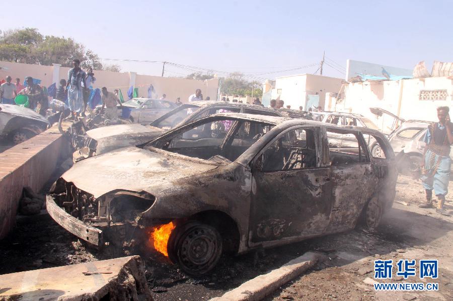2月16日，一位索马里政府军士兵在看守爆炸现场。当天，索马里首都摩加迪沙一家餐馆门口发生汽车炸弹袭击事件，导致至少2人死亡，5人受伤。新华社发（法赛尔摄）
