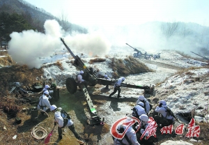 2月15日，韩国军队在江原道附近进行火炮演习，演练发射155毫米的榴弹炮。