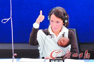 2010年，怀抱新生儿的欧盟议员露西亚·罗西尼在欧盟有关延长带薪产假的议案投票中投赞成票。