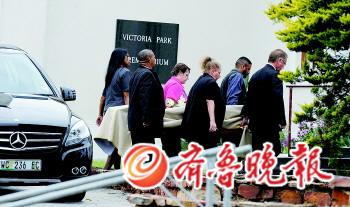 “刀锋战士”女友葬礼举行,死者父母亲友参加。