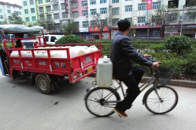 2月24日，岳阳平江县长寿镇，一名骑自行车取水的市民。图/记者刘有志