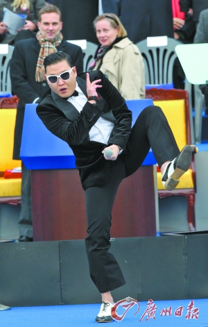 说唱歌手“鸟叔”朴载相献上改写了歌词的《江南范儿》(Gangnam Style)。