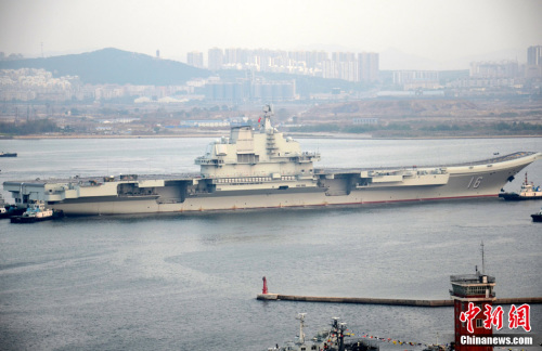 资料图：中国航空母舰辽宁舰驶离大连港码头。