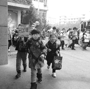 晚上学半小时，局小一、二年级学生很开心