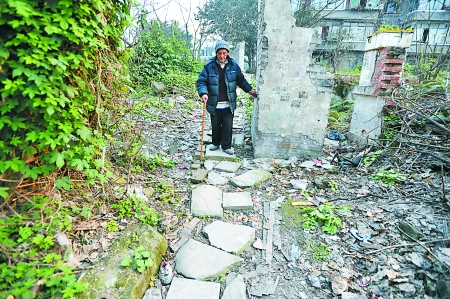 昨日，大渡口区，徐建高老人走在他铺成的石子路上。