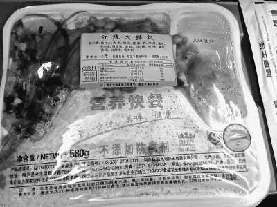 普通动车的十五元盒饭。