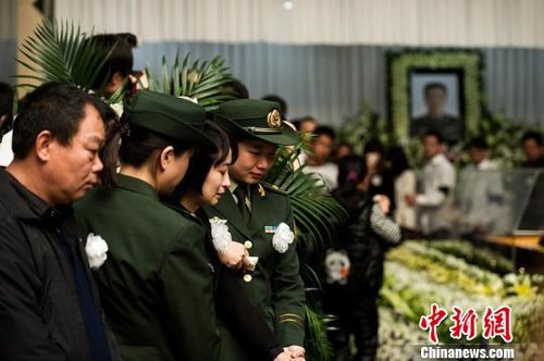 广州民众送别跳江救人牺牲武警郑益龙(图)