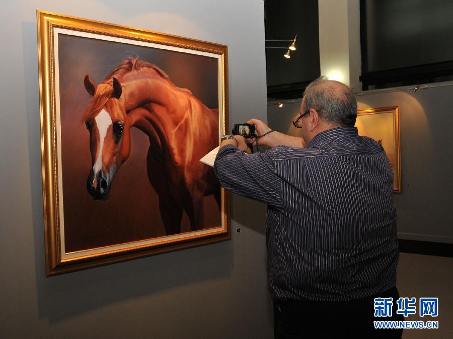 伊拉克画家举办“出征的骏马”油画展（组图）