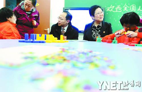 两位代表在和残疾儿童交谈