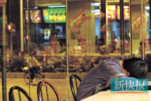 清晨4时，体育西路一家餐饮店里，一名男子在睡觉。白领睡眠健康已成为普遍问题。 宋金峪/摄（资料图片）