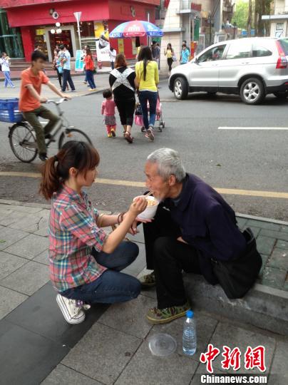 深圳90后女孩当街给残疾乞丐喂饭感动路人