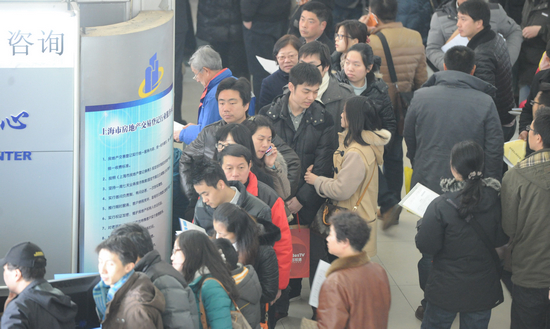 昨日，上海浦东新区房地产交易中心内人头攒动。郝然 图