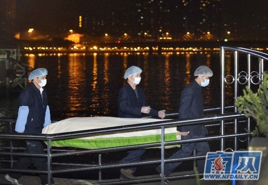 郑益龙遗体从水警码头抬出。南方日报记者 肖雄 摄 