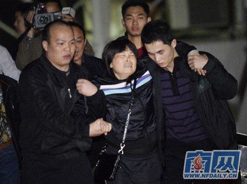 郑益龙的姑姑见到侄子的遗体，撕心裂肺地哭。南方日报记者 肖雄 摄