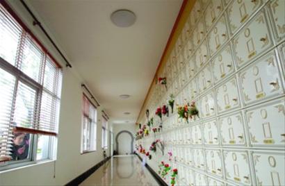 3月29日，市民在上海长桥山庄墓园的室内壁葬间外驻足。这里的壁葬开设五年多了，多数为免费墓或低价墓，但落葬率依旧不足40%。 /新华社