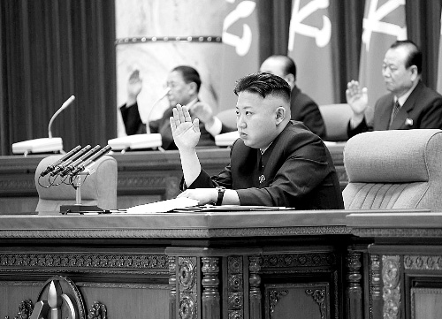3月31日，金正恩（前）出席朝鲜劳动党中央委员会全体会议。 新华/朝中社