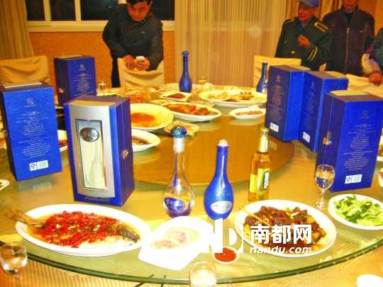 群众所拍的餐桌，官方通报称是3个包间的酒被集中在一起。