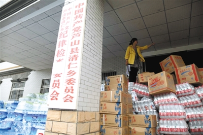 4月23日，清仁乡政府，工作人员在清点救灾物资。新京报记者 浦峰 摄