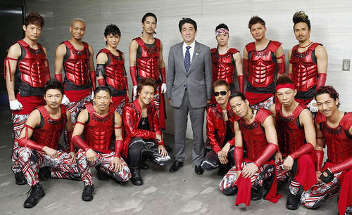 日本首相安倍晋三与放浪兄弟组合（EXILE）合影