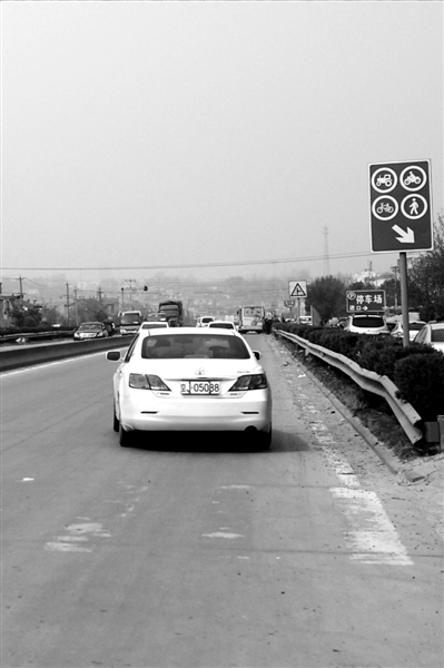 3月30日，一辆军用轿车开离合肥市小蜀山公墓。新华社发