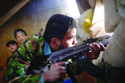 4月5日，阿勒颇，一名反政府武装分子正观察政府军动向。