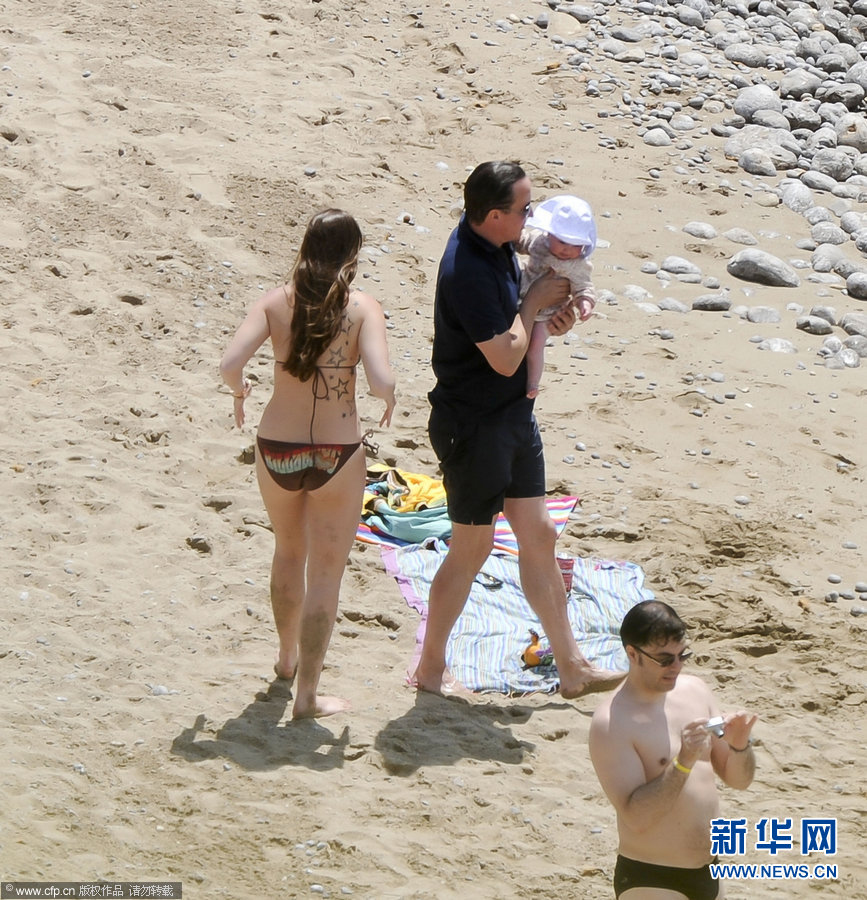 今年的复活节假期，德国总理默克尔和丈夫前往意大利伊斯基亚岛度假，却被偷拍下泳装照。（图片来源：CFP）