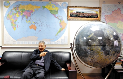 5月9日，孙家栋在办公室接受新京报专访。