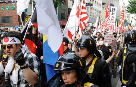 6月16日，日本东京新宿区爆发大规模右翼团体反韩示威游行。