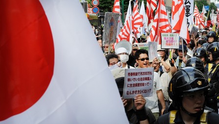 日本右翼团体“在特会”(全称:不允许在日外国人特权市民会)6月16日高举日本国籍和旧日本军旗，在“韩国城”周边进行挑衅示威。 