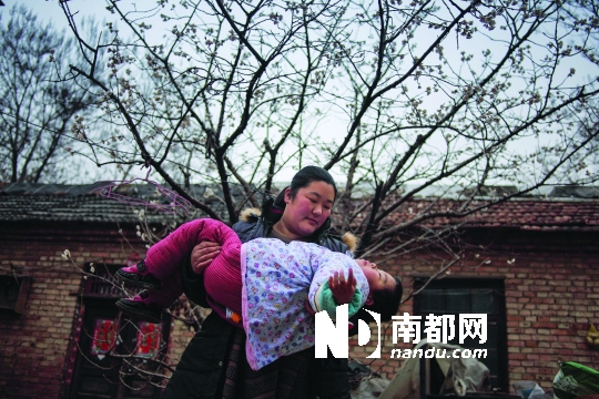 院子里的樱桃树开出了细碎的小花，母亲抱着卢佳润来到树下，她只是摊开手躺着，没有更多的反应。