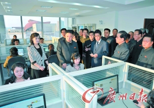 朝中社提供的这张照片显示，朝鲜最高领导人金正恩（中）携妻子李雪主（中左）参观平壤“海棠花”健康中心。（资料图片）