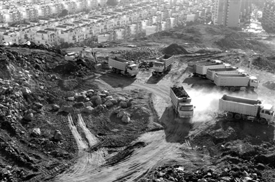 6月1日，广西防城港市，众多车辆在挖山造城。图/CFP