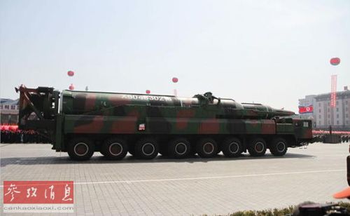 2012年4月15日，朝鲜举行的大规模阅兵式上首次公开展示的新型弹道导弹。（资料图片）