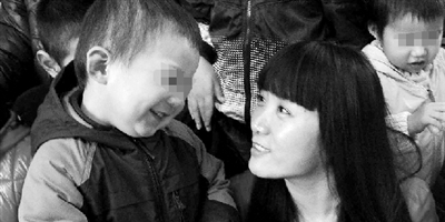 365晨光之家爱心妈妈赵丽萍与其救助的脑瘫儿童交流。（资料图片）京华时报记者 张斌 摄