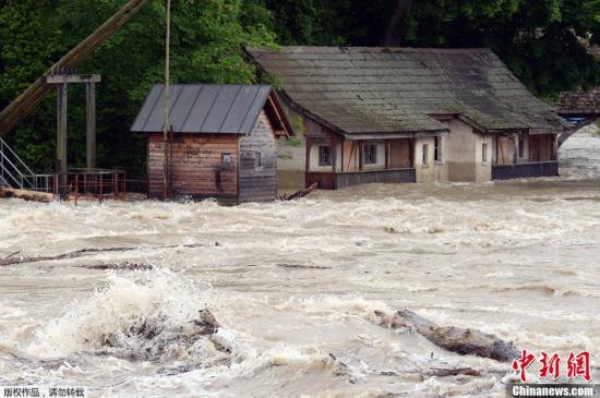 中欧水灾持续致11人死亡 上万人逃离家园(图)